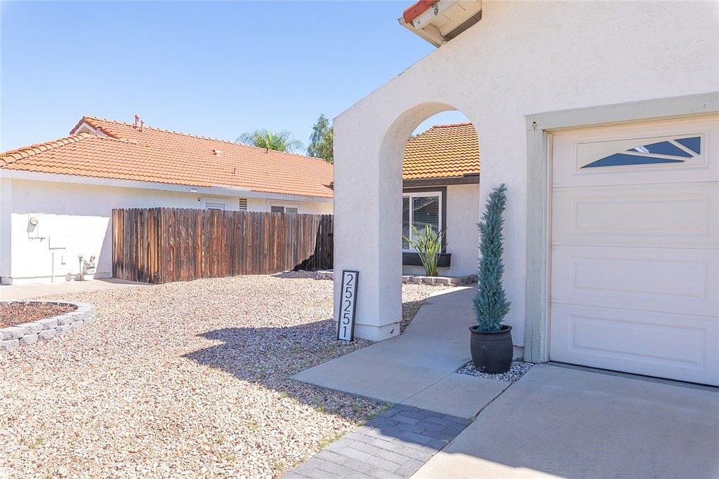 25251 Ridgeplume Dr